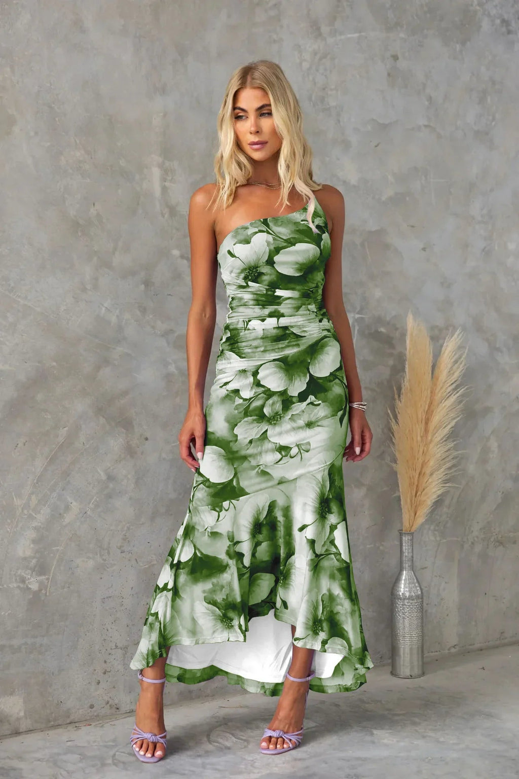 Cinched Waist Short Sleeve Floral Midi Dress for Summer — fit overview