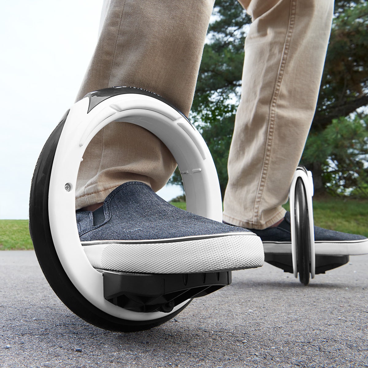 Quad Wheel Roller Skates with Hubless Design - Image 3