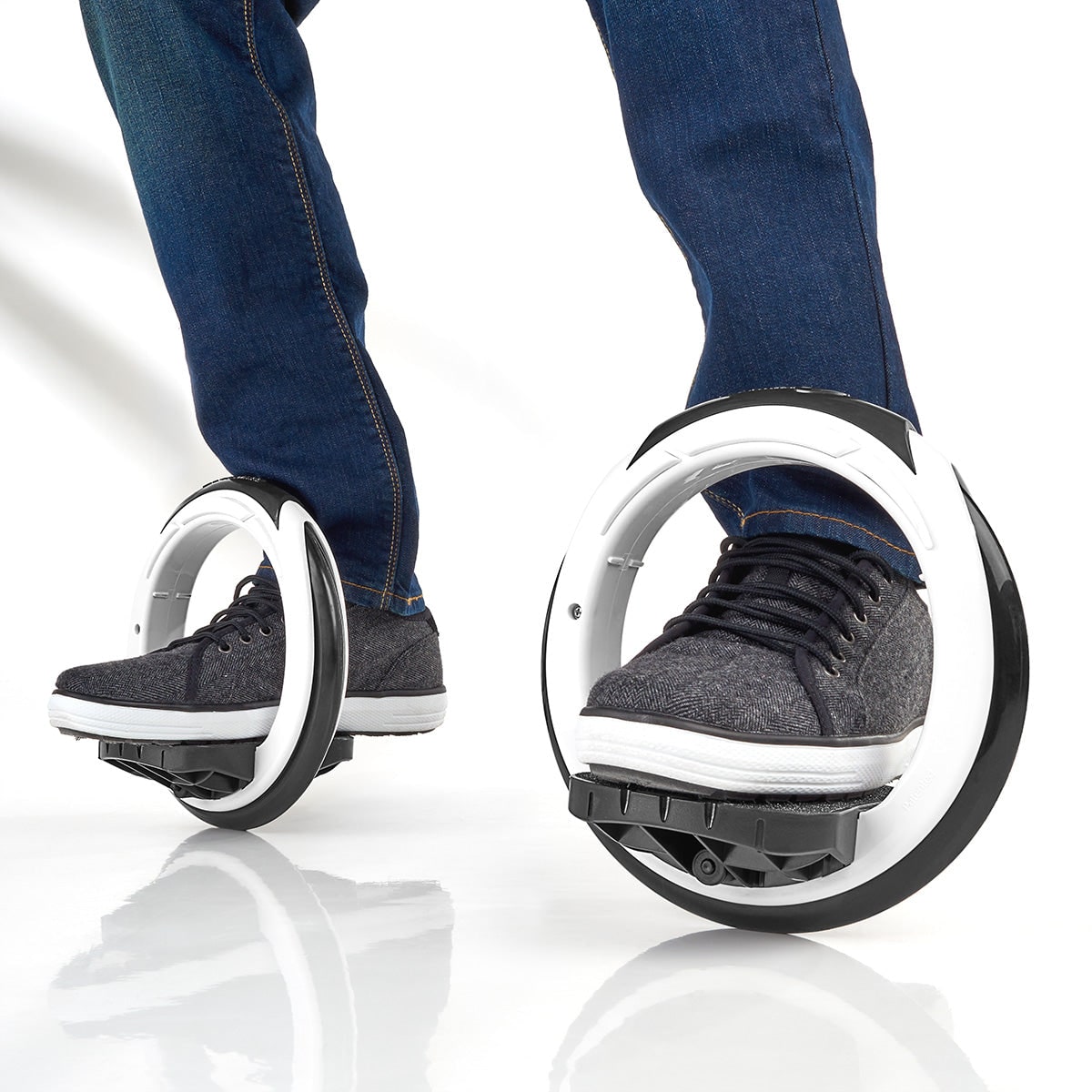 Quad Wheel Roller Skates with Hubless Design - Image 7