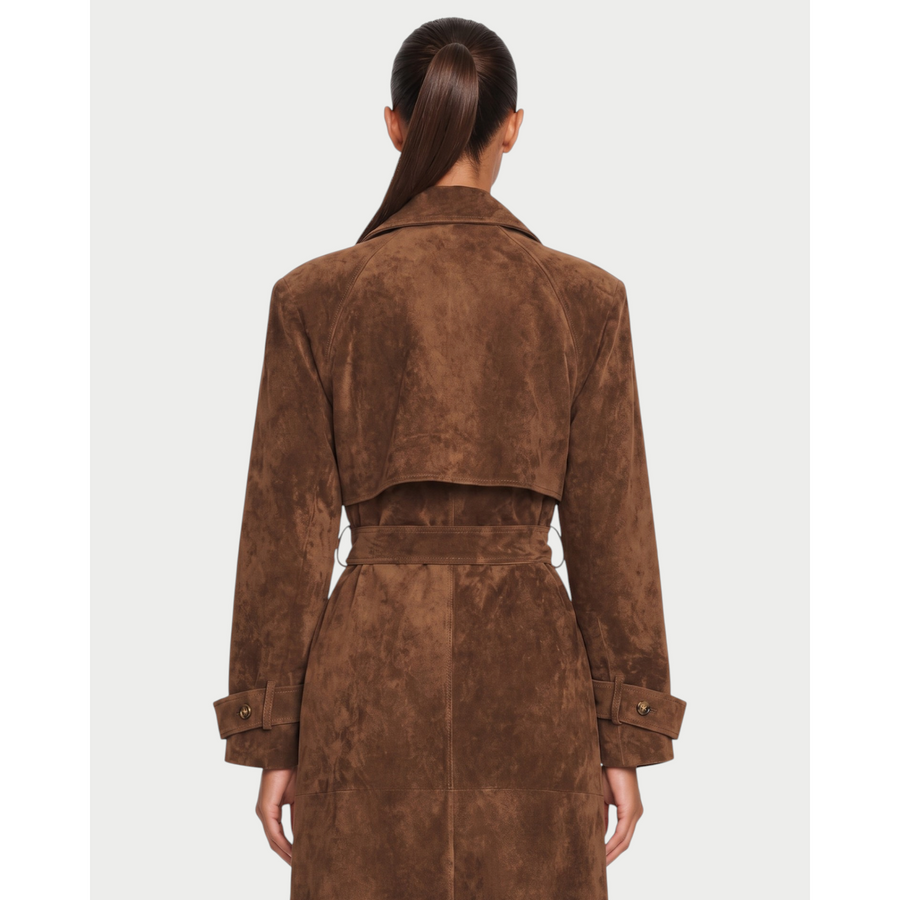 La gabardina con cinturón para anudar